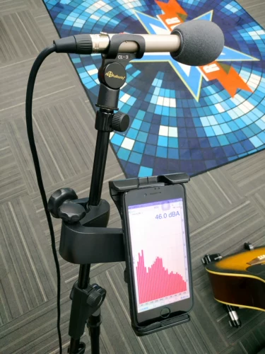 Мобильный телефон iPad Clip, зажатый на микрофонной стойке в прямом эфире, чтобы сфотографировать горизонтальный вертикальный вращение.