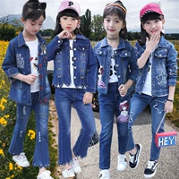 Bộ đồ bé gái 2019 mới mùa xuân denim phù hợp với áo hai dây trẻ em nước ngoài mùa xuân và mùa thu áo khoác thêu giản dị - Quần jean quần jean lửng trẻ em