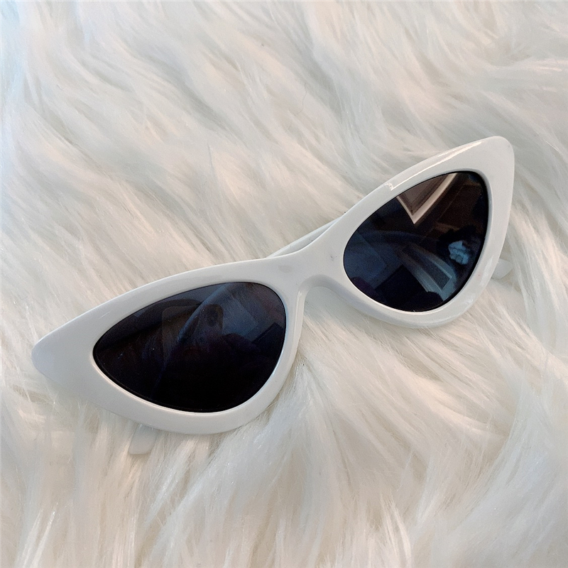 Triangle & White Frame Black Filmvintage Sunglasses Port style Europe and America Retro photograph cat eye Sunglasses Purple series lovers pose female collocation
