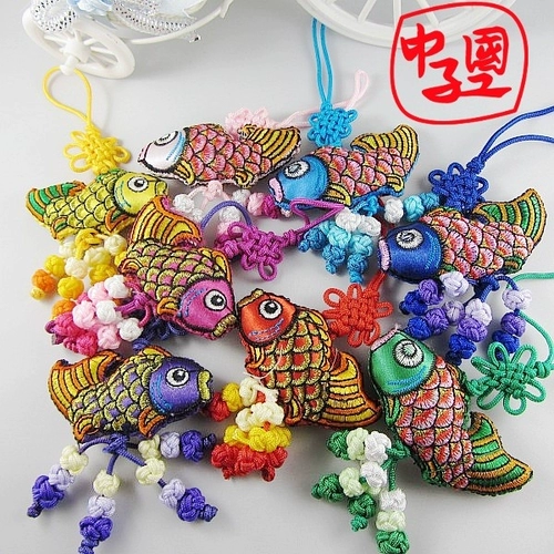 Подарки за границей, чтобы отправлять иностранцах китайские рыбные подвески с двойными ароматными мешками вышивки для рыб каждый год